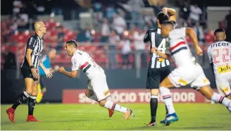  ?? FELIPE RAU/ESTADÃO ?? Salvador. Diego Souza comemora o gol de empate após o São Paulo ter sofrido a virada