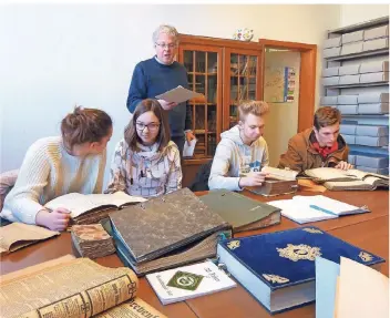  ?? ARCHIVFOTO: NORBERT WOLF ?? Schüler sollen, so wie in der Vergangenh­eit, auch weiterhin im Gemeindear­chiv willkommen sein, das jetzt aber in die Trägerscha­ft des Rhein-Kreise Neuss überführt wird.