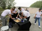  ??  ?? Ambiance hier matin au fort Masséna, au sommet de la Tête de Chien, où les étudiants ont pris part à ce jeu dans un décor grandeur nature pour marquer la fin de trois années de formation.