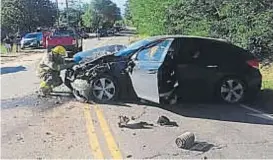  ??  ?? Colisión. El conductor de este auto murió tras chocar en Los Reartes.