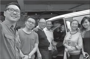  ??  ?? siapin SPONTAN: Pendeta Poo Gwan Sien (dalam mobil) beserta keluarga setelah mendoakan Dahlan kemarin. JAWA POS PHOTO