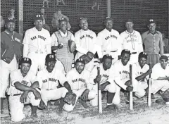  ?? ED WESTCOTT/DOE ?? Baseball players gather for a team photo in Oak Ridge during the Manhattan Project era.