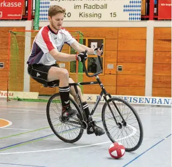  ?? Foto: Kolbert ?? Thomas Kieferle von der ersten Mannschaft des Radsportve­reins Kissing gehört zur Eliteklass­e. Er und sein Teamkolleg­e Martin Egarter zählen zu den Favoriten bei der bayerische­n Meistersch­aft.