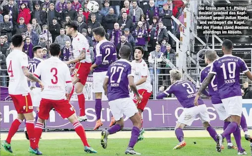  ??  ?? Die Szene zum 1:1. Philipp Hosiner gewinnt das Kopfballdu­ell gegen Julian Riedel
und verlängert die Kugel. Bei der Flanke stand Hosiner
allerdings im Abseits.
Aue hadert nicht nur mit sich, sondern auch mit dem Schiri