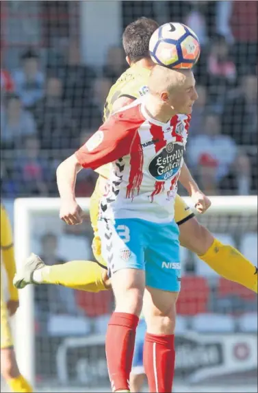  ??  ?? DISPUTADO. Yelko Pino resolvió al final un encuentro sin demasiado brillo por parte de ambos equipos.