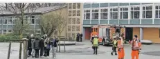  ?? FOTO: BECKERBRED­EL ?? 300 Schüler brachten sich am Freitagmor­gen nach einem Brand auf der Toilette der Gemeinscha­ftsschule Ludwigsber­g in Sicherheit.
