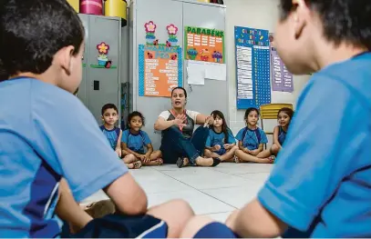  ?? Ricardo Chicarelli ?? Silvia Renata dos Santos: “Eu não tenho um belo apartament­o, um carro novo, mas isso não importa. Eu sou feliz. É a minha escolha e por eu ter isso muito claro dentro de mim consigo contagiar meus alunos”