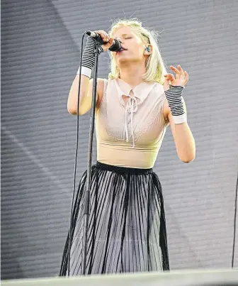  ?? Norská zpěvačka Aurora u publika zabodovala. FOTO MAFRA – ADOLF HORSINKA ?? Dojetí na obou stranách.