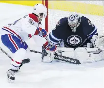  ?? J O H N WO O D S / T H E C A NA D I A N P R E S S ?? Jets goaltender Ondrej Pavelec saves the shot by the Habs’ David Desharnais in Winnipeg on Thursday.