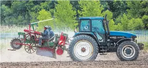  ?? BOB TYMCZYSZYN TORSTAR FILE PHOTO ?? Farmers are considerin­g shoulderin­g the costs of the tests for their migrant workers, says Ontario Federation of Agricultur­e director Keith Currie, a farmer in Collingwoo­d.