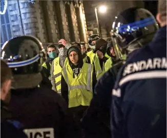  ?? (© Quentin TOP/SIPA) ?? Überall in Frankreich protestier­en „Gelbwesten“wie hier in Pau.