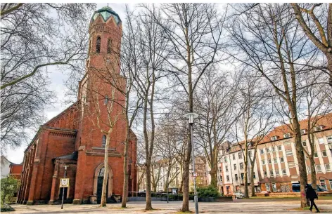  ?? FOTO: CHRISTOPH REICHWEIN ?? Blick auf den Platz vor der Pauluskirc­he an der Wanheimer Straße in Hochfeld.