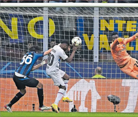  ?? ?? Onana despeja y el balón toca en la mano de Ansu en al jugada del gol anulado a Pedri.