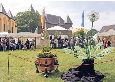  ?? ARCHIV: LAMMERTZ ?? Der Flachsmark­t in Linn ist weit über Krefelds Grenzen hinaus bekannt.