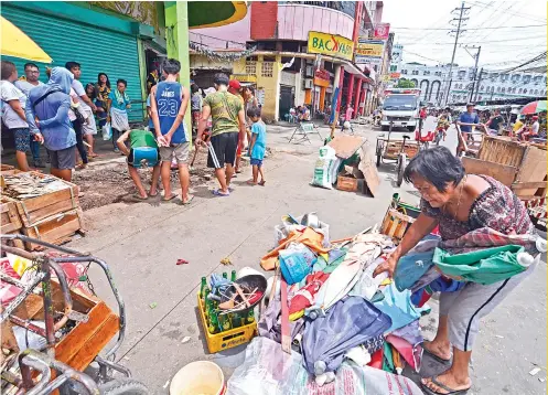 ?? PHOTO BY AMPER CAMPAñA ?? CARBON DATED. For operating 24 hours and blocking the streets, some 100 stalls were removed from El Filibuster­ismo and Escaño Sts. in Cebu City’s Carbon Market complex.