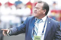  ??  ?? ESTRATEGA. Carlos Tábora calificó de “mal momento” el debut frente a Nueva Zelanda y confía que la Bicolor se levantará.