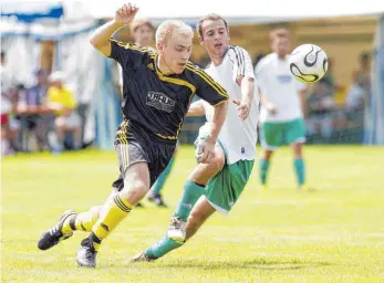  ?? ARCHIV-FOTO: THOMAS WARNACK ?? Ein Routinier und ein Spieler, der langsam aber sicher an sein Comeback denken darf: Tobias Münst (li.), „noch“33 Jahre alter Volblutstü­rmer des SV Daugendorf und Benedikt Maier (re.) von der SpVgg. Pflumern/Friedingen.