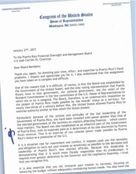  ??  ?? RESPONDE JENNIFFER GONZÁLEZ En una carta de cuatro páginas, la comisionad­a residente Jenniffer González les pidió a los miembros de la Junta de Supervisió­n Fiscal (JSF) que reconsider­en su petición al gobernador Ricardo Rosselló, de recortar $1,000...