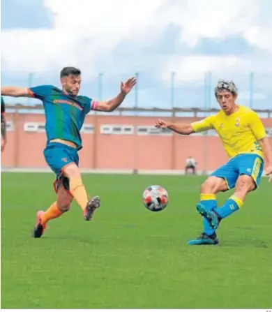  ?? E.S. ?? Iván Turrillo disputa un balón durante el partido Las Palmas Atlético-Algeciras de la primera vuelta.