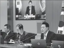  ?? YONHAP NEWS AGENCY ?? South Korean President Yoon Suk-yeol (right) presides over a cabinet meeting at the presidenti­al office in Seoul on Tuesday.