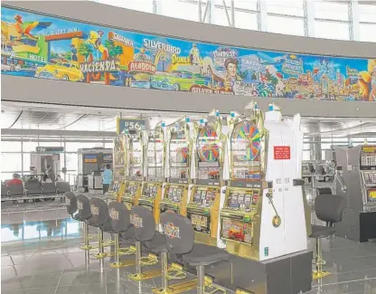  ?? LAS VEGAS NEWS BUREAU,DARRIN BUSH/AP FILE ?? Nearly 1,300 slot machines line the terminals at McCarran Internatio­nal Airport in Las Vegas. A consultant’s report says slot machines at Chicago’s airports could take in far more money daily.