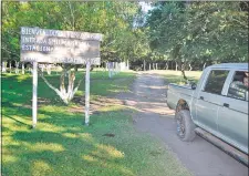  ??  ?? Cartel ubicado en el acceso al salto del Mbokarusu, que según las denuncias fue usurpado por una familia.