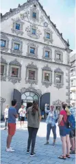  ?? FOTO: ANNA-MARIA BARRELMANN ?? Stadtführe­rin Sabine Hepperle bei der Stadtführu­ng „Ravensburg­er Stadtgesch­ichte“vor dem Lederhaus.