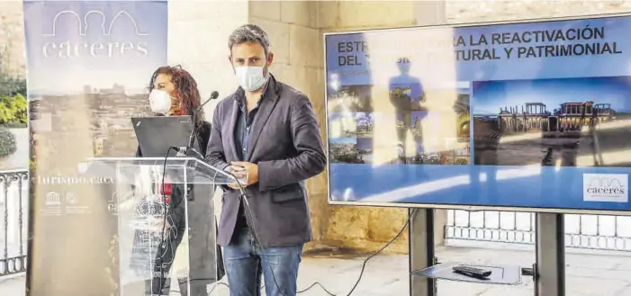  ?? XSILVIA S.F. ?? El concejal de Turismo, Jorge Villar, presenta este miércoles la estrategia conjunta que realizarán las ciudades Patrimonio de la Humanidad para recuperar el sector turístico.