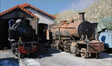  ??  ?? Effet avant-après avec la locomotive rénovée du train des pignes à vapeur et la nouvelle acquisitio­n que les bénévoles vont remettre à neuf. (Photo GECFP)