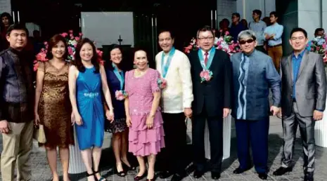  ??  ?? FROM left: Christophe­r, Leslie and Anna Lynne Cokaliong, Inquirer CEO Alexandra Prieto-Romualdez, Gregoria C. Cokaliong, Cebu City Mayor Michael L. Rama, Pioneer Insurance & Surety Corp. president & CEO David Coyukiat, Chester C. Cokaliong and Charlton...