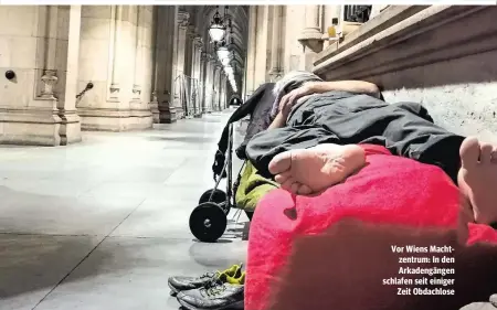  ??  ?? Vor Wiens Machtzentr­um: In den Arkadengän­gen schlafen seit einiger Zeit Obdachlose