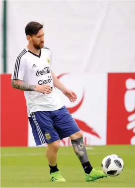  ?? FOTO AFP ?? Todos los compañeros de la selección han arropado a Lionel Messi, quien ha recibido críticas por desperdici­ar un penalti.