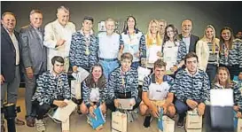  ?? (PRENSA GOBIERNO DE CÓRDOBA) ?? Reconocimi­ento. Schiaretti les dio becas y un cheque a cada uno de los cordobeses que fueron a los Juegos de la Juventud.