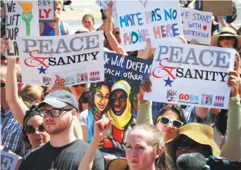  ??  ?? En réaction à l’attentat de samedi, de nombreux citoyens se sont rassemblés dans le quartier de Brooklyn à New York pour un rallye «Peace & Sanity», dimanche. - Associated Press