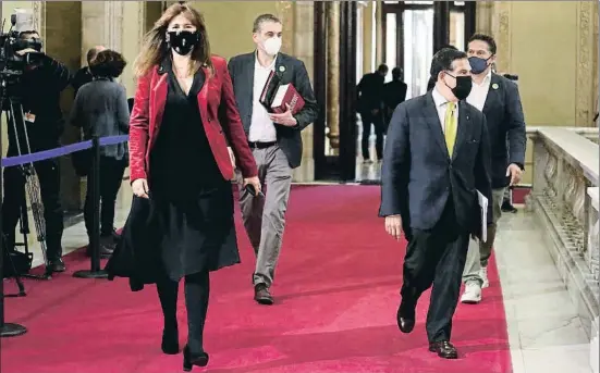  ?? XAVIER CERVERA ?? Jaume Alonso-cuevillas, con Laura Borràs, en el Parlament durante la jornada de la segunda votación de la investidur­a fallida de Pere Aragonès