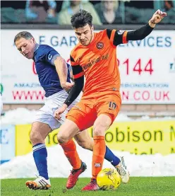  ?? Picture: SNS Group. ?? United’s Scott Fraser battles with former Tangerines team-mate John Rankin.