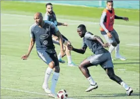  ?? FOTO: EFE ?? Steven N’Zonzi y Benjamin Mendy, pugnando por un balón durante el entrenamie­nto