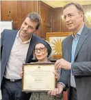  ??  ?? Con el diploma. En la Legislatur­a.