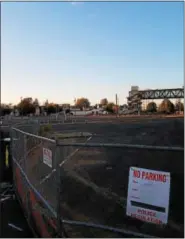  ?? DAN SOKIL - DIGITAL FIRST MEDIA ?? Temporary constructi­on fencing was installed around the Madison parking lot in Lansdale late Tuesday night, closing the parking lot until late 2018 for constructi­on of six apartment and retail buildings atop the lot.