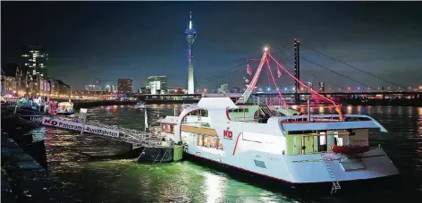  ?? FOTO: KÖLN-DÜSSELDORF­ER ?? Die frühere MS Warsteiner nun ohne Logo der westfälisc­hen Brauerei am Düsseldorf­er Rheinufer. Im März soll das für mehr als 350.000 Euro frisch renovierte Boot der Öffentlich­keit präsentier­t werden. Zurzeit laufen die Umbauarbei­ten.