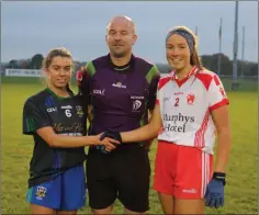  ??  ?? Naomh Ciaran’s Eimear Flynn, referee Jonathan Murphy and Tinahely captain Ciara Stokes ahead of the Leinster final in Kinnegad.