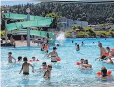  ?? ARCHIVFOTO: SIMON SCHNEIDER ?? Der Eintritt ins Fridinger Freibad wird in der nächsten Saison mehr kosten als bisher.