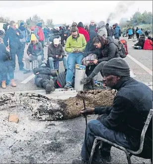  ?? PERE DURAN / NORD MEDIA ?? Hogueras
Los concentrad­os en la autopista AP-7, a la altura de Salt, hicieron varias hogueras en la calzada para paliar el efecto de las bajas temperatur­as que se registraro­n ayer