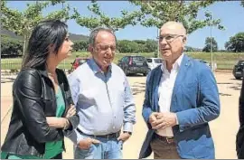  ?? NEREA GUISASOLA / ACN ?? Duran, con el alcalde de Castell-Platja d’Aro, Joan Giraut, y Surroca