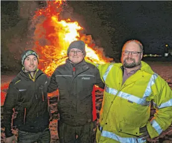  ?? FOTO: GERD MÄGERLE ?? Sie haben das Mahnfeuer für die Anliegen der Landwirtsc­haft am Samstagabe­nd an der Birkenhard­er Straße organisier­t: (von links) die Landwirte Matthias Heckenberg­er (Mettenberg), Markus Weber (Biberach) und Michael Schmid (Bergerhaus­en).