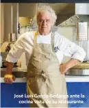  ??  ?? José Luis García-Berlanga ante la cocina vista de su restaurant­e.