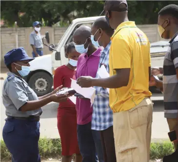  ??  ?? Police and army details at checkpoint­s flouted the very enforce, mostly social distancing and sanitisati­on. regulation­s they were supposed to