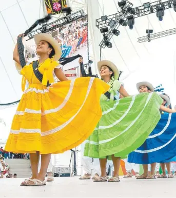  ?? NOTIMEX La Guelaguetz­a, celebrada en Oaxaca desde hace 85 años, emocionó mucho al gobernador Murat. ??