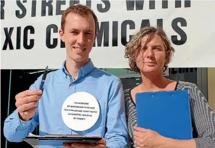  ?? TOM CARNEGIE ?? Julian Bartrom and Jennifer Bland collect signatures for their petition.