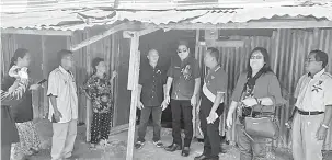  ??  ?? MANTU RAYAT : Dr Rayong (empat kanan) rambau ngabas rumah rayat ke patut dibantu ba sebuah rumah panjai di Merindun, Engkilili.